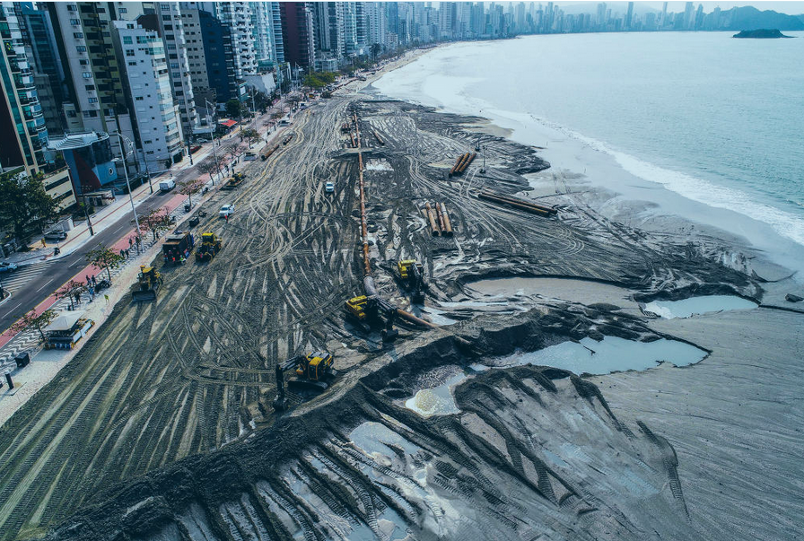Obra de alargamento da faixa de areia na principal praia de Balneário Camboriú, a Praia Central.