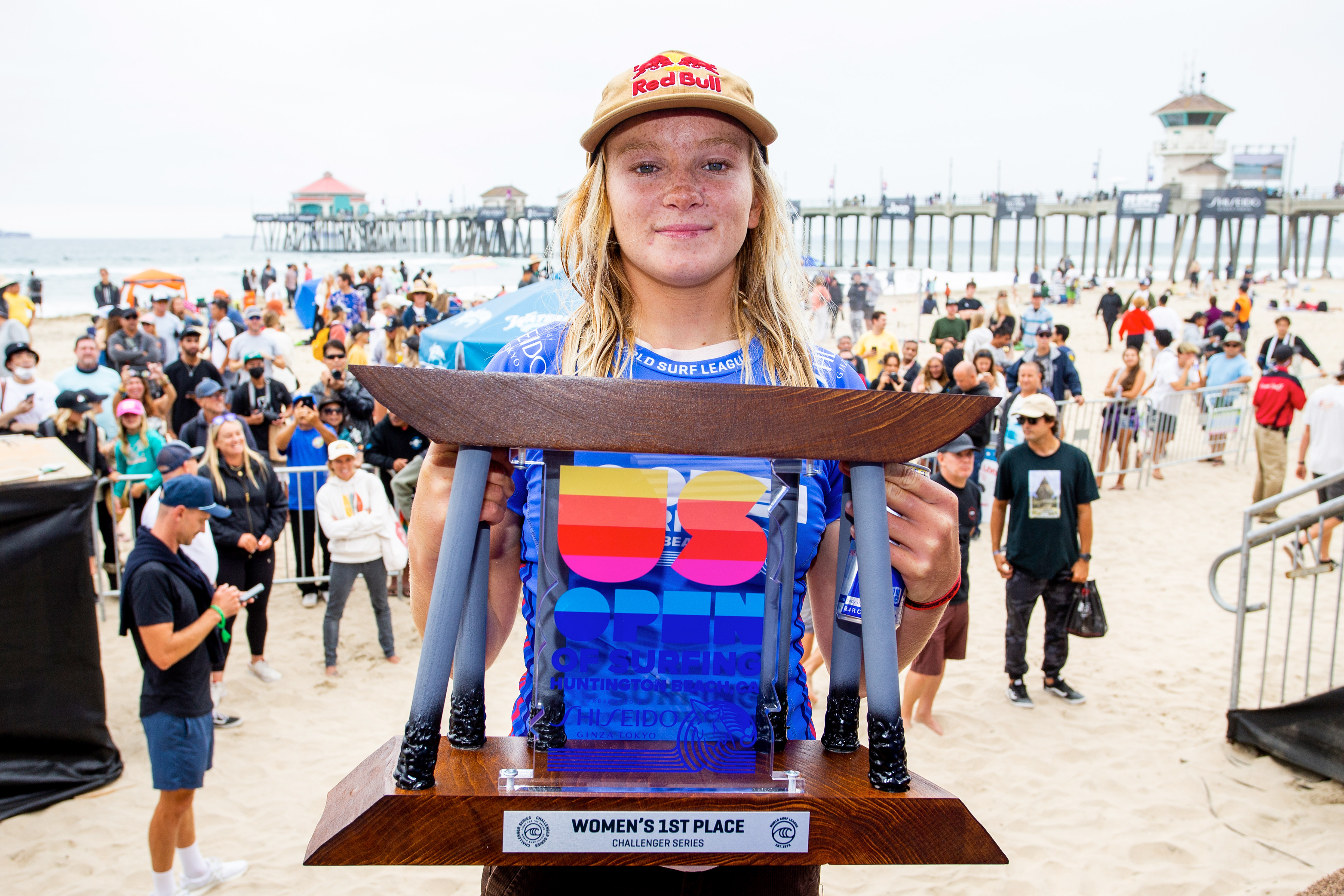 Caitlin Simmers é campeã do US Open of Surfing com apenas 15 anos.