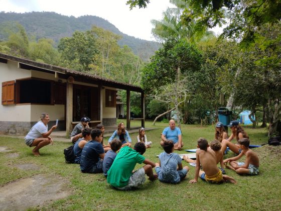 Troca de experiências entre Clarinha Silva, Luana Paes e os alunos do projeto social, Aventureiro, Ilha Grande (RJ). Foto: @surfcaicaraaventureiro.