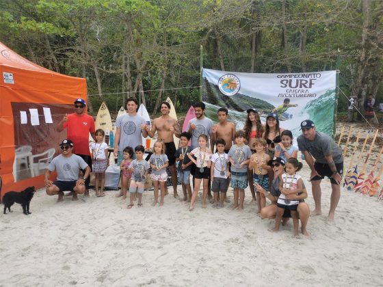Alunos do projeto Surf Caiçaras Aventureiro, Aventureiro, Ilha Grande (RJ). Foto: @surfcaicaraaventureiro.