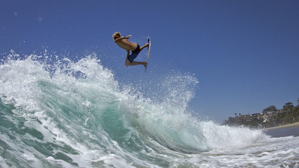 Blair Conklyn voa nas ondas de Laguna Beach.