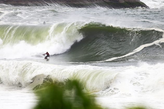 Caio Vaz, Itacoatiara Big Wave 2021, Niterói (RJ). Foto: Tony D'Andrea.