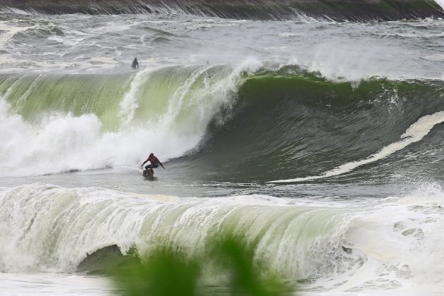 Caio Vaz, Itacoatiara Big Wave 2021, Niterói (RJ). Foto: Tony D'Andrea.