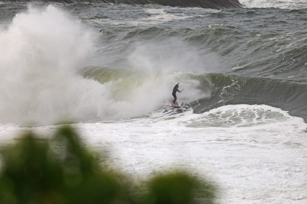 Gabriel Sampaio, Itacoatiara Big Wave 2021, Niterói (RJ). Foto: Tony D'Andrea.