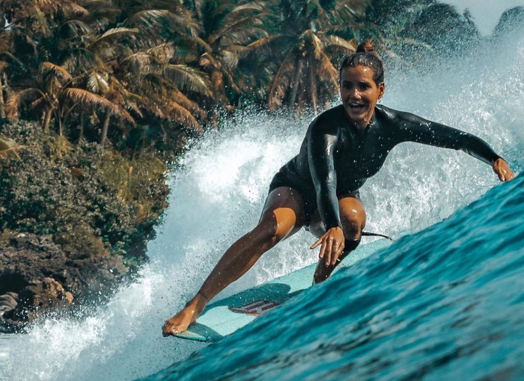 Chloé Calmon desfruta de toda a diversão e alegria que somente o surfe pode proporcionar.