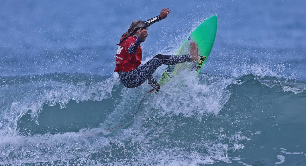 Carol Bastides, Hang Loose Surf Attack 2021, Praia de Camburi, São Sebastião (SP). Foto: Munir El Hage.