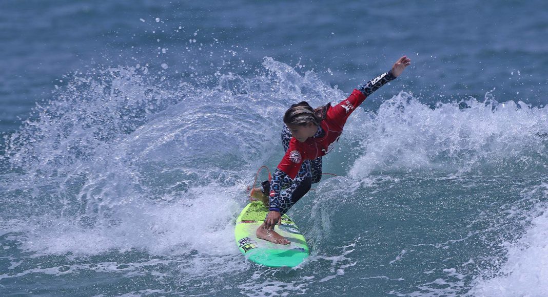 Carol Bastides, Hang Loose Surf Attack 2021, Praia de Camburi, São Sebastião (SP). Foto: Munir El Hage.