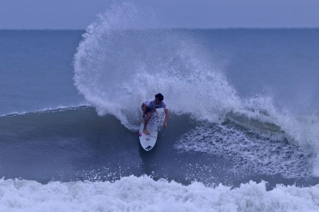 Diego Aguiar, Hang Loose Surf Attack, Praia de Camburi, São Sebastião (SP). Foto: Munir El Hage.