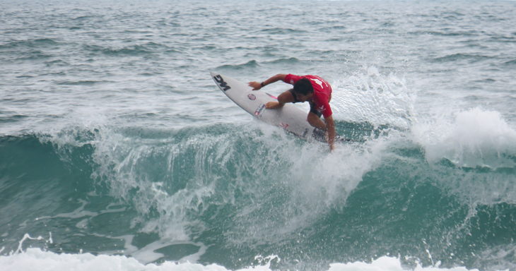Diego Aguiar, Hang Loose Surf Attack 2021, Praia de Camburi, São Sebastião (SP). Foto: Danilo Caetano.