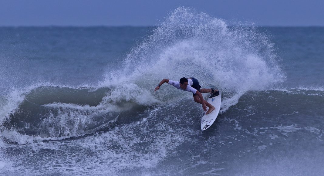 Guilherme Fernandes, Hang Loose Surf Attack, Praia de Camburi, São Sebastião (SP). Foto: Munir El Hage.