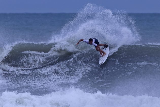 Guilherme Fernandes, Hang Loose Surf Attack, Praia de Camburi, São Sebastião (SP). Foto: Munir El Hage.