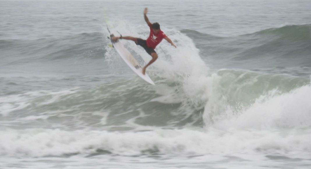 Lucas Lisboa, Hang Loose Surf Attack 2021, Praia de Camburi, São Sebastião (SP). Foto: Danilo Caetano.