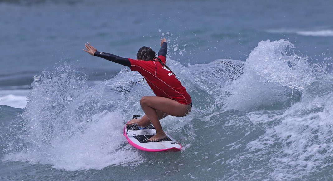 Kiany Hyakutake, Hang Loose Surf Attack 2021, Praia de Camburi, São Sebastião (SP). Foto: Munir El Hage.