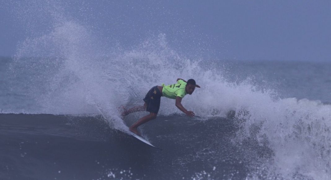 Lucas Cainan, Hang Loose Surf Attack 2021, Praia de Camburi, São Sebastião (SP). Foto: Munir El Hage.