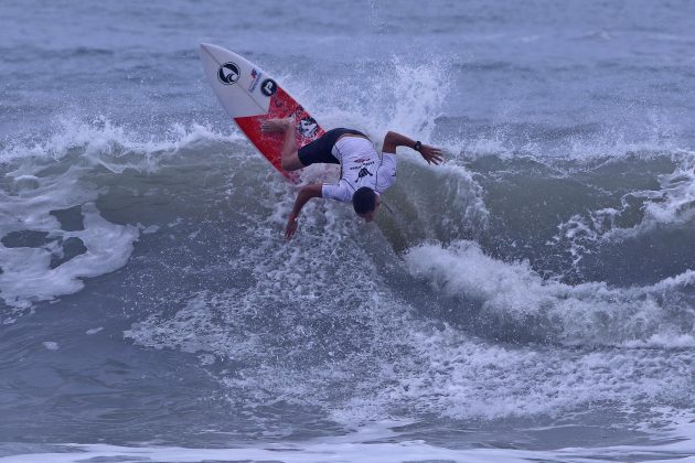 Murilo Coura, Hang Loose Surf Attack, Praia de Camburi, São Sebastião (SP). Foto: Munir El Hage.