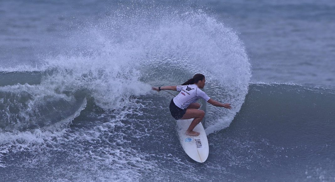 Sophia Gonçalves, Hang Loose Surf Attack, Praia de Camburi, São Sebastião (SP). Foto: Munir El Hage.