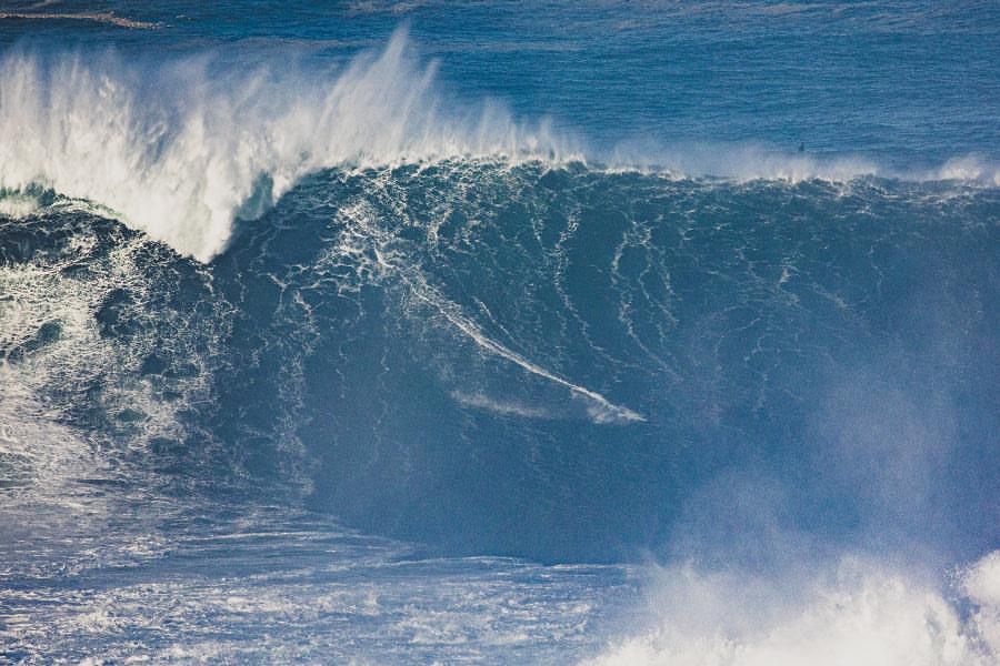 Lucas Chumbo surfa a maior onda da sua vida em Nazaré (2020).