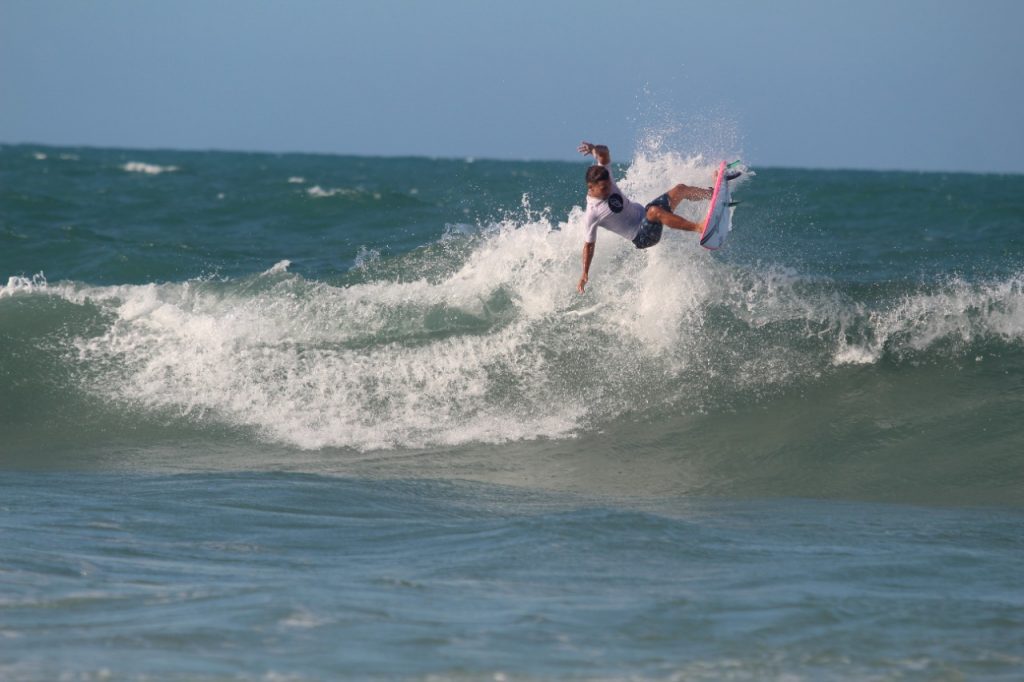 Mateus Sena apresenta surfe progressivo.