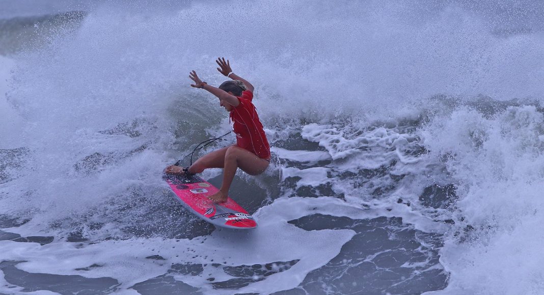 Yasmin Neves, Hang Loose Surf Attack, Praia de Camburi, São Sebastião (SP). Foto: Munir El Hage.