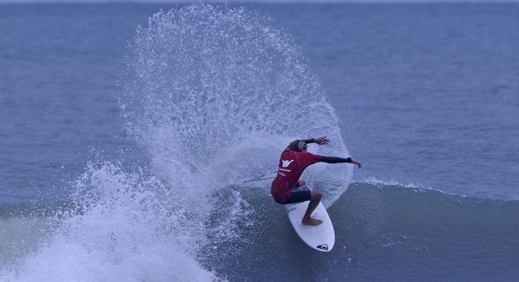Yure Barros, Hang Loose Surf Attack, Praia de Camburi, São Sebastião (SP). Foto: Munir El Hage.