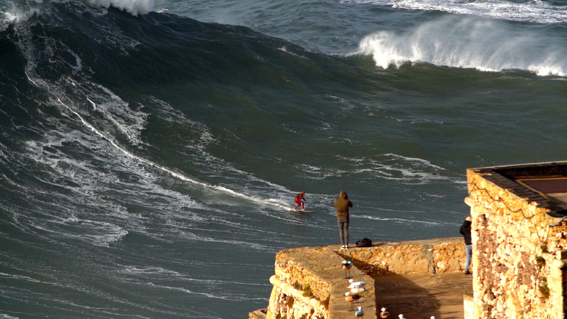 Alemão é excelente surfista e também pega suas bombas em Nazaré.