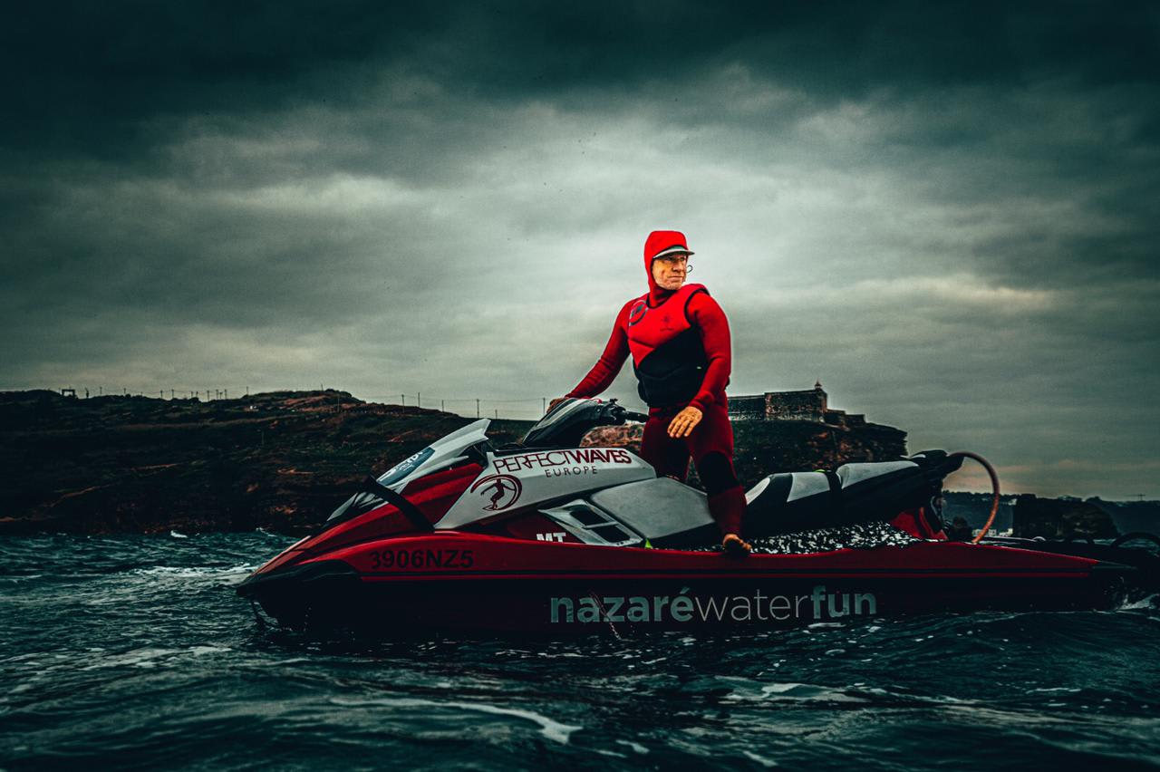 Alemão de Maresias é um dos pilotos mais experientes em Nazaré, Portugal.