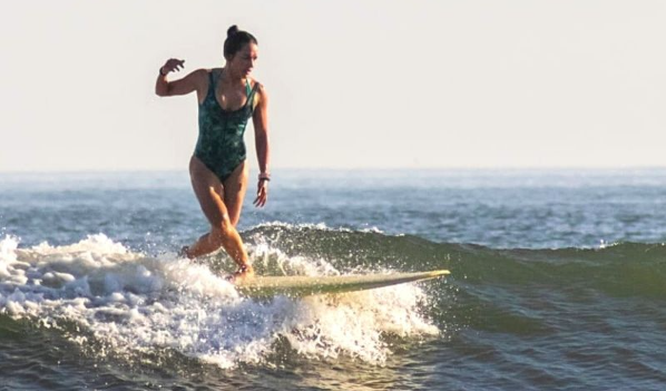 Kaylane Souza é atual campeã estadual de longboard.