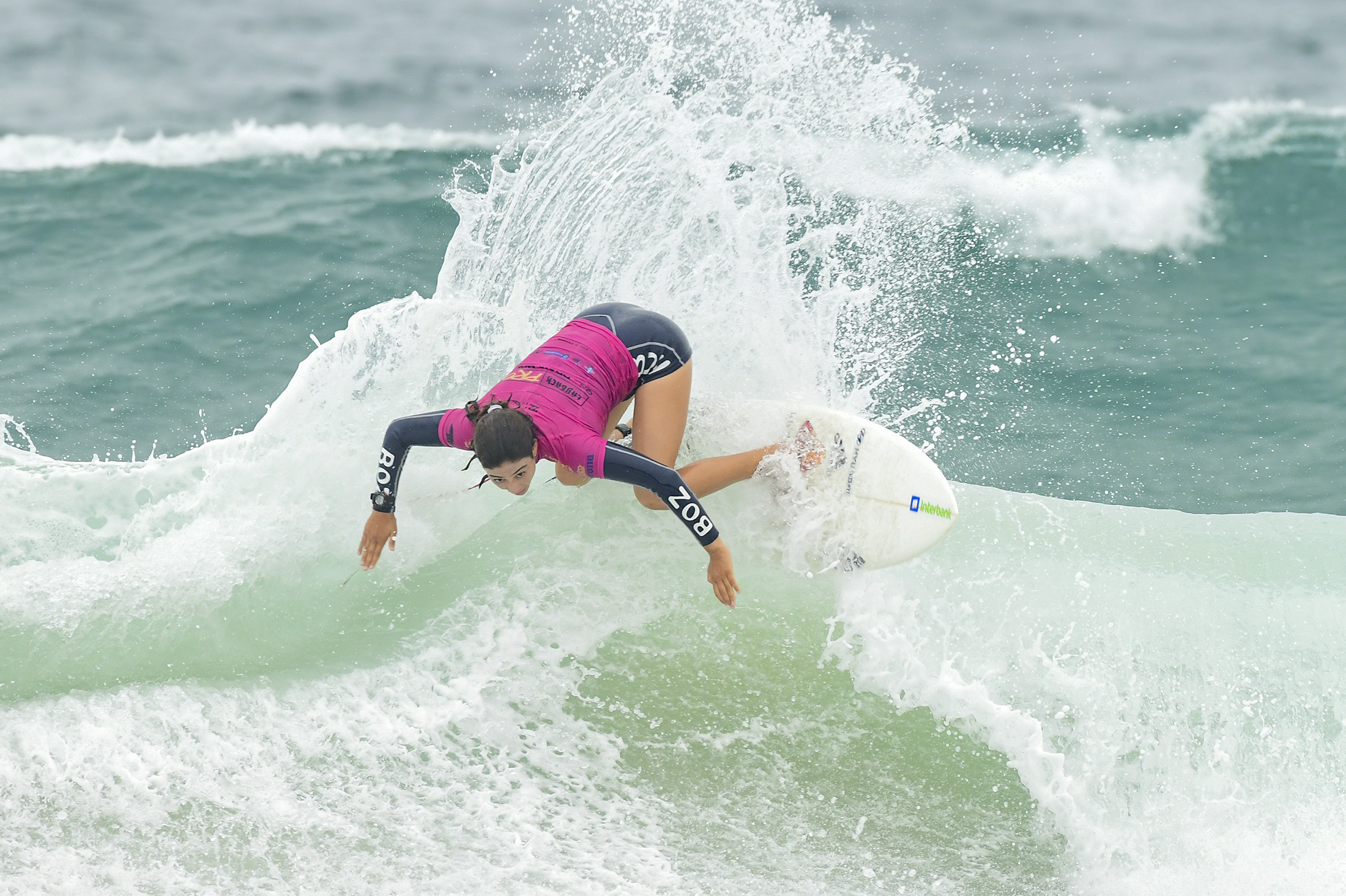 Daniella Rosas ataca forte a onda da Praia Mole e anota 8.33 pontos.