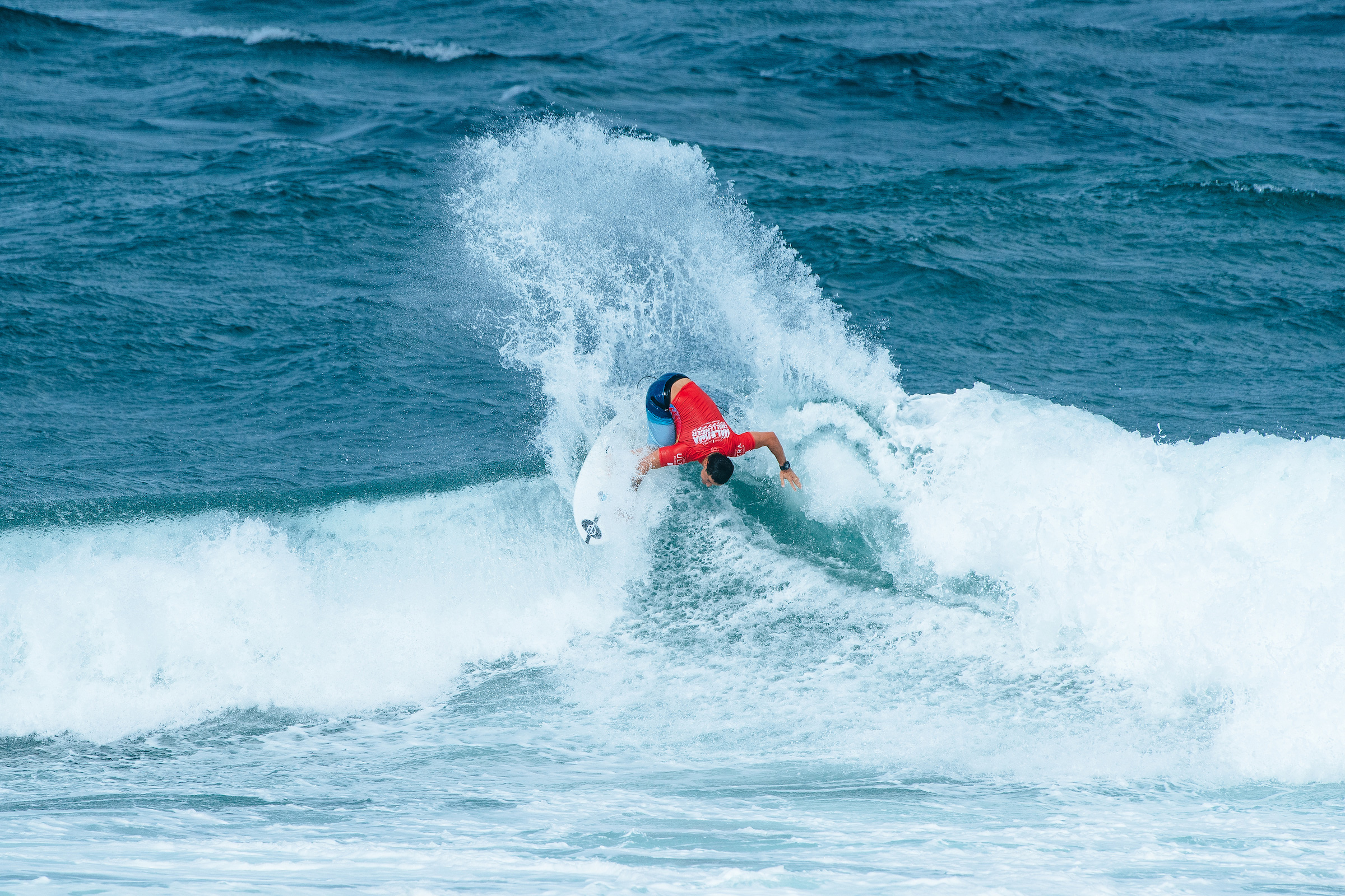 Deivid Silva exibe potente surfe de backside e avança com vitória.