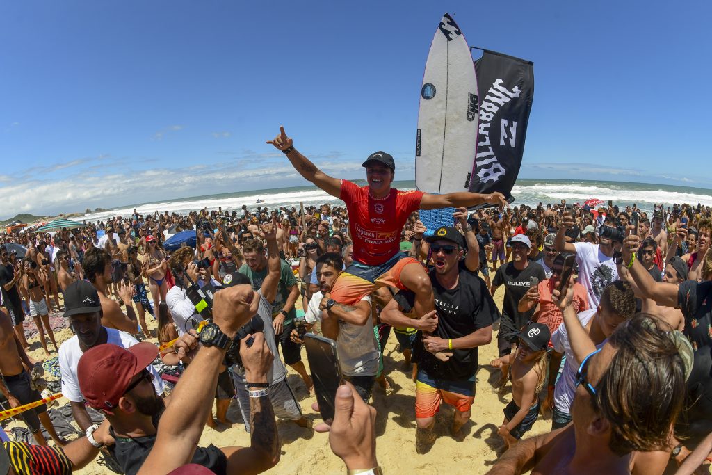 Eduardo Motta vibra com a primeira vitória na Praia Mole.