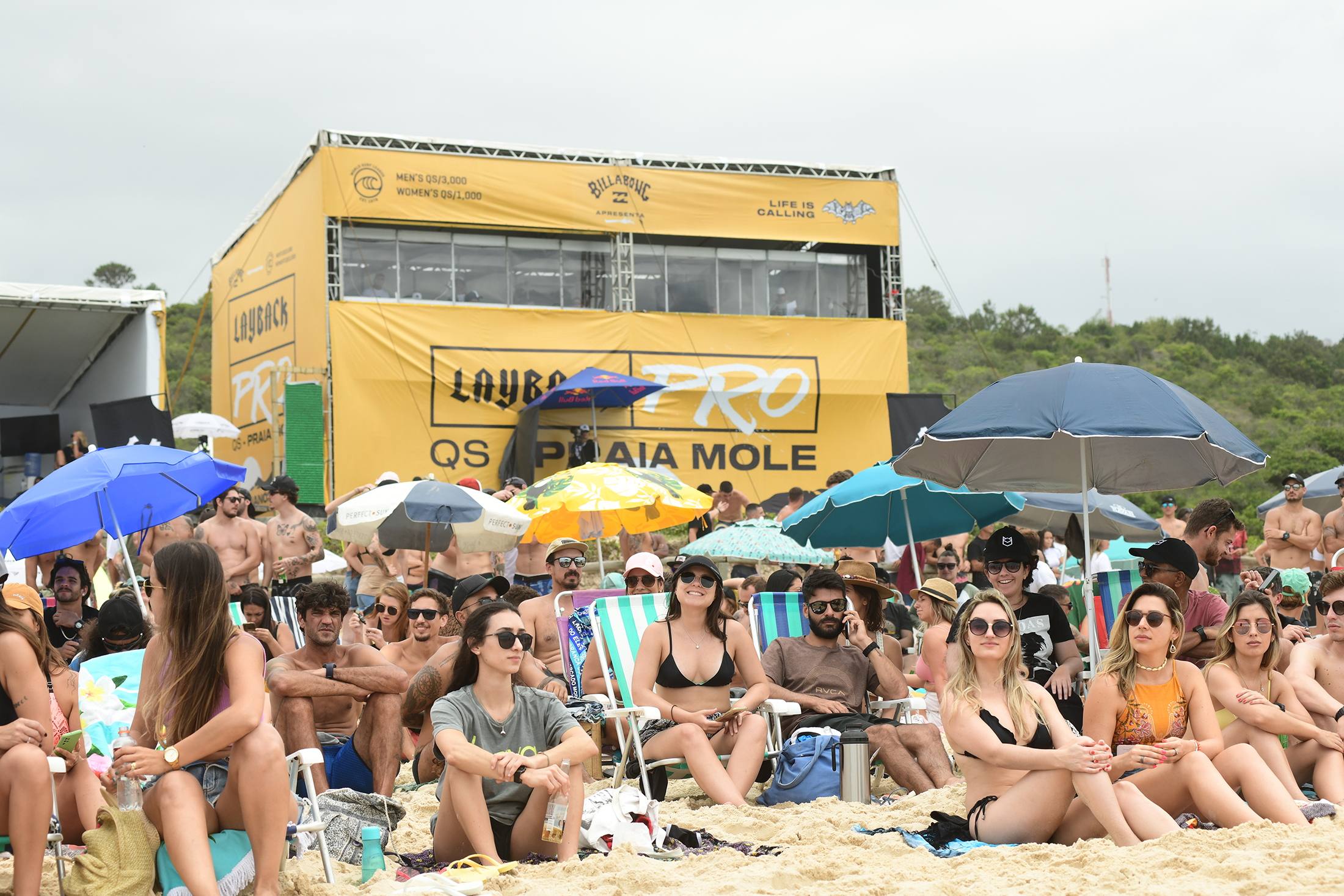 Praia Mole lotada para as disputas do Billabong apresenta LayBack Pro 2021.
