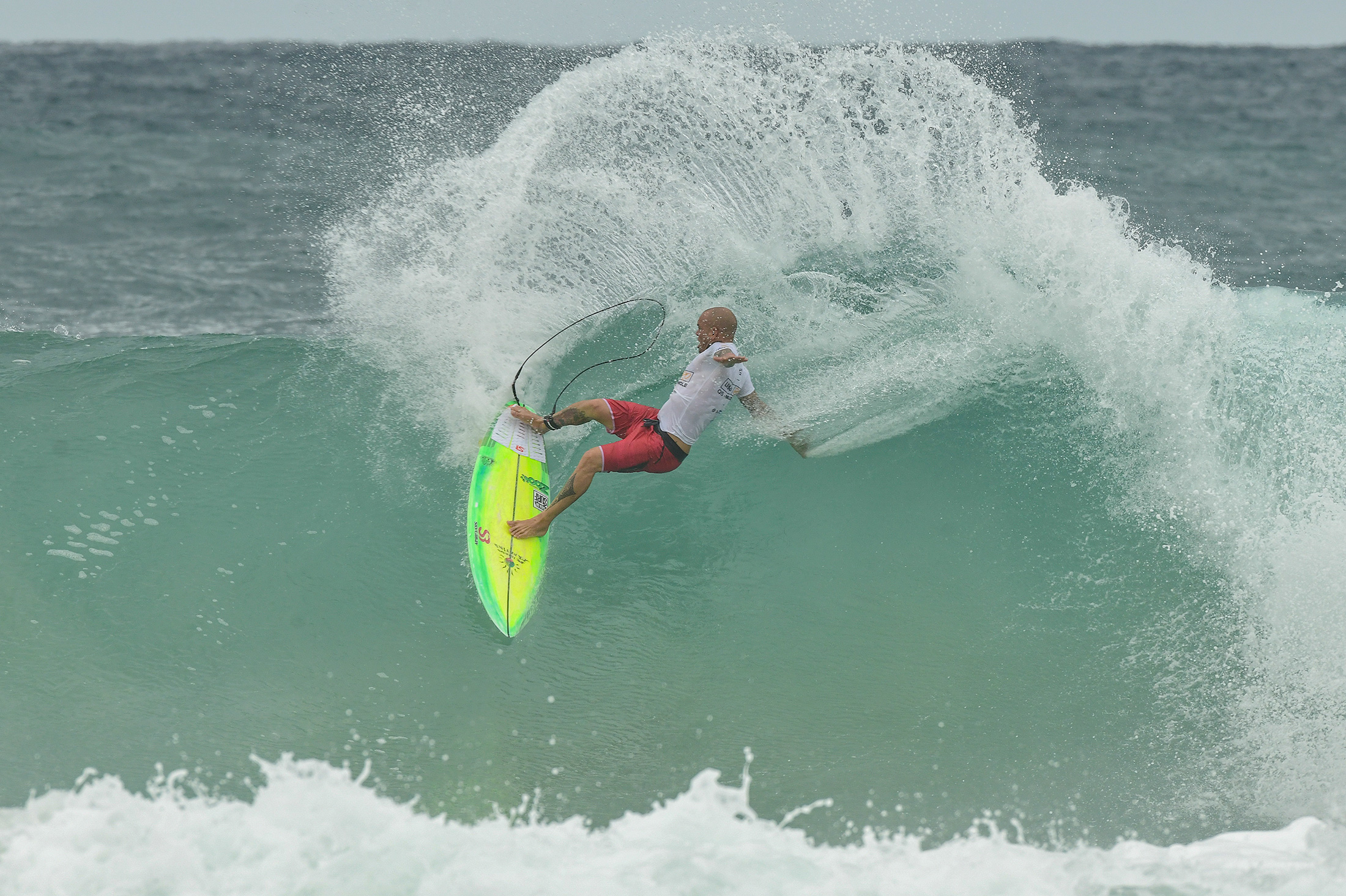 Raoni Monteiro surfa com alegria na Praia Mole.