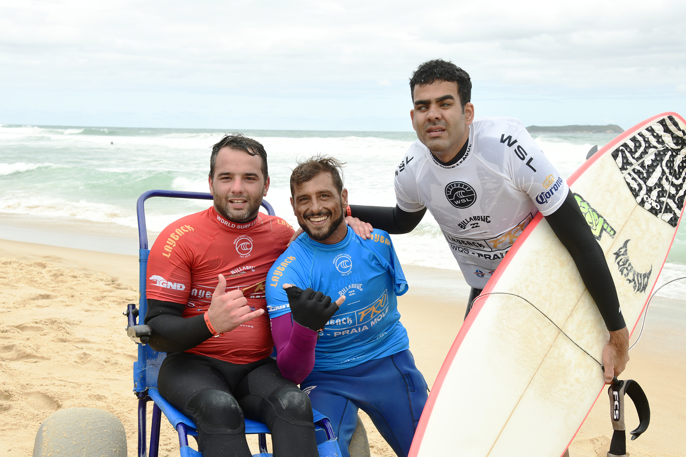 Paulo Renato Loreto, Fidel Teixeira e Derek Rabelo do Surf Adaptado.