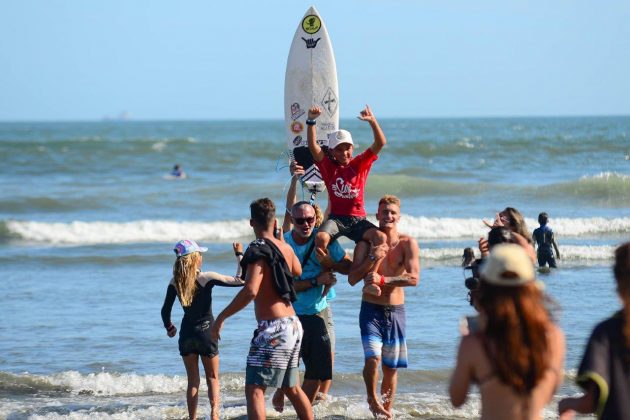 Vini Palma, A Tribuna Surf Colegial 2021, Quebra-Mar, Santos (SP). Foto: Arthur Freire.