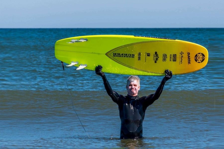 Kurtis Loftus faz maratona de surfe pela segunda vez na vida.