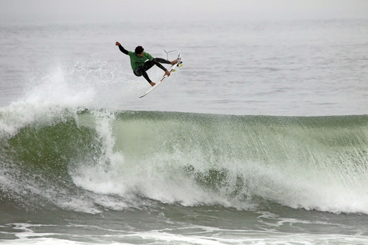 Yago Dora sobrevoa a Praia de Itaúna e avança no Saquarema Surf Festival.