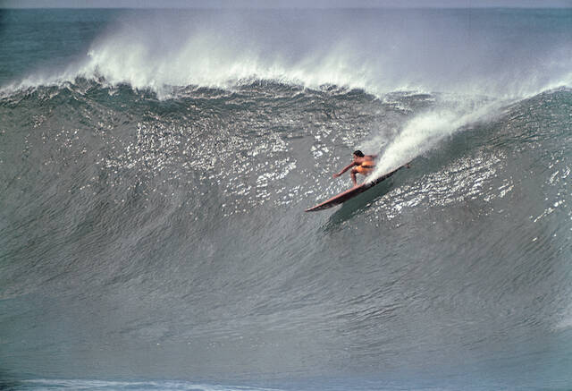 Reno Abellira durante o Smirnoff Big Wave Invitational em Waimea, Havaí (EUA), em 1974.