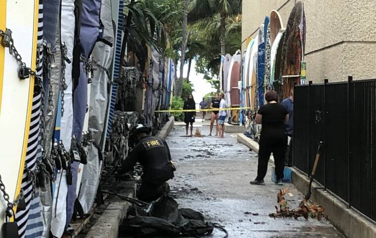 Pranchas queimadas em incêndio criminoso em Waikiki, Havaí.