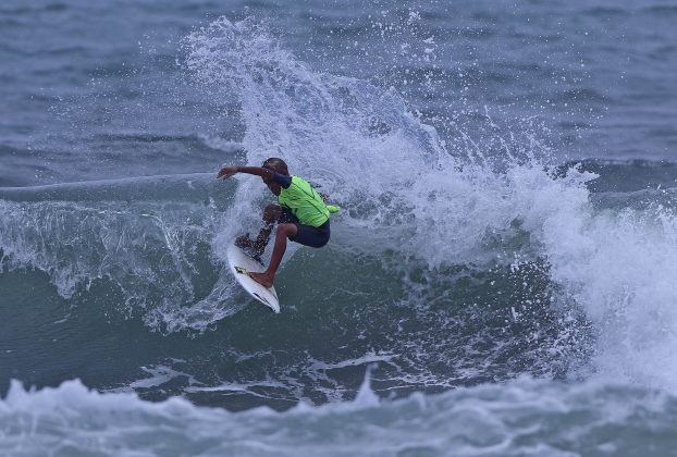 Arthur Vilar, Hang Loose Surf Attack 2021, Praia do Tombo, Guarujá (SP). Foto: Munir El Hage.