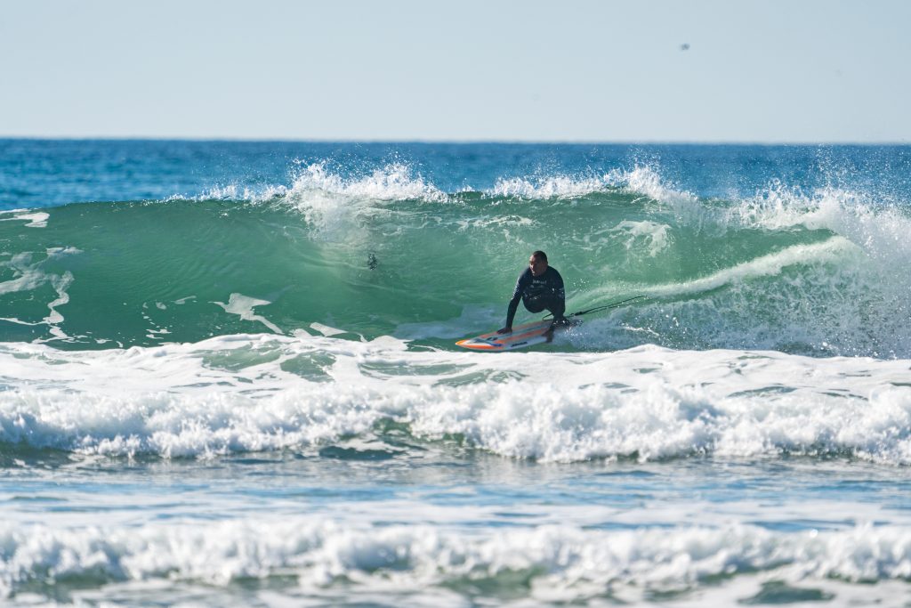 Alcino Neto durante o ISA World Para Surfing Championship 2021 em Prismo, Califórnia (EUA).