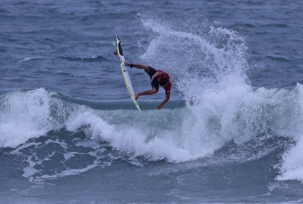 Caio Costa, Hang Loose Surf Attack 2021, Praia do Tombo, Guarujá (SP). Foto: Munir El Hage.