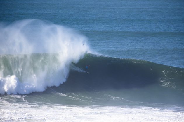 Francisco Porcella, Nazaré Tow Surfing Challenge 2021, Praia do Norte, Nazaré, Portugal. Foto: WSL / Antoine.
