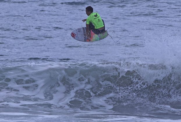Guilherme Fernandes, Hang Loose Surf Attack 2021, Praia do Tombo, Guarujá (SP). Foto: Munir El Hage.