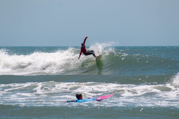 Surf Camp Evolua Clínica Esportiva / Monitores de Ondas SURF & YOGA. Foto: Matheus Felipe.