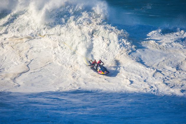Kai Lenny e Lucas Chumbo, Nazaré Tow Surfing Challenge 2021, Praia do Norte, Nazaré, Portugal. Foto: WSL / Masurel.