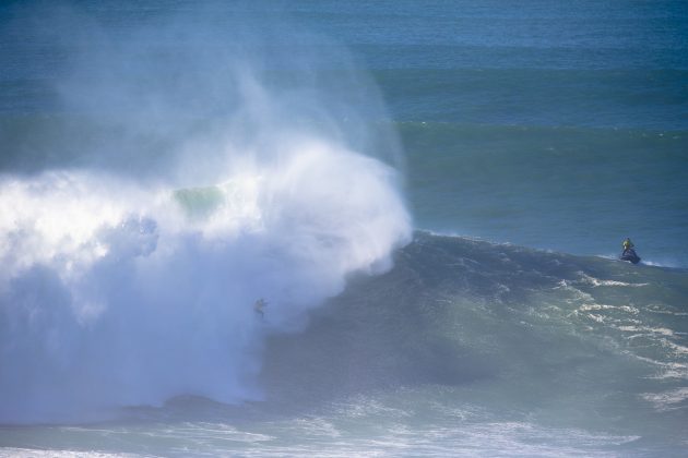 Pedro Scooby, Nazaré Tow Surfing Challenge 2021, Praia do Norte, Nazaré, Portugal. Foto: WSL / Antoine.