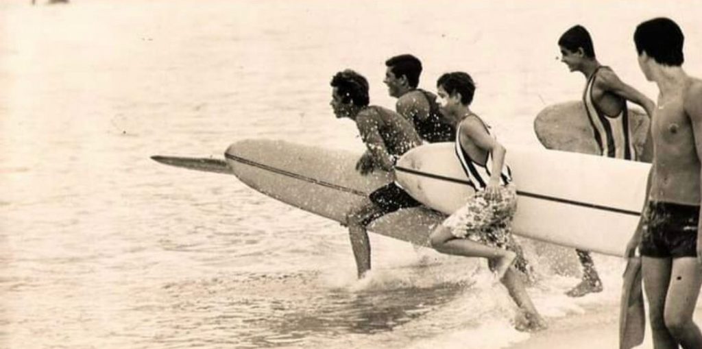 A equipe de José Carlos Brant Correia, o Piuí, venceu o Campeonato de Surf Extra de 1967 no Arpoador.