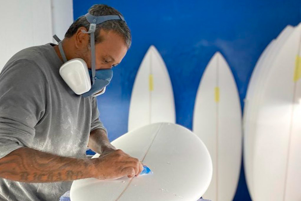 Vando na produção das pranchas Weatherley Surfboards.