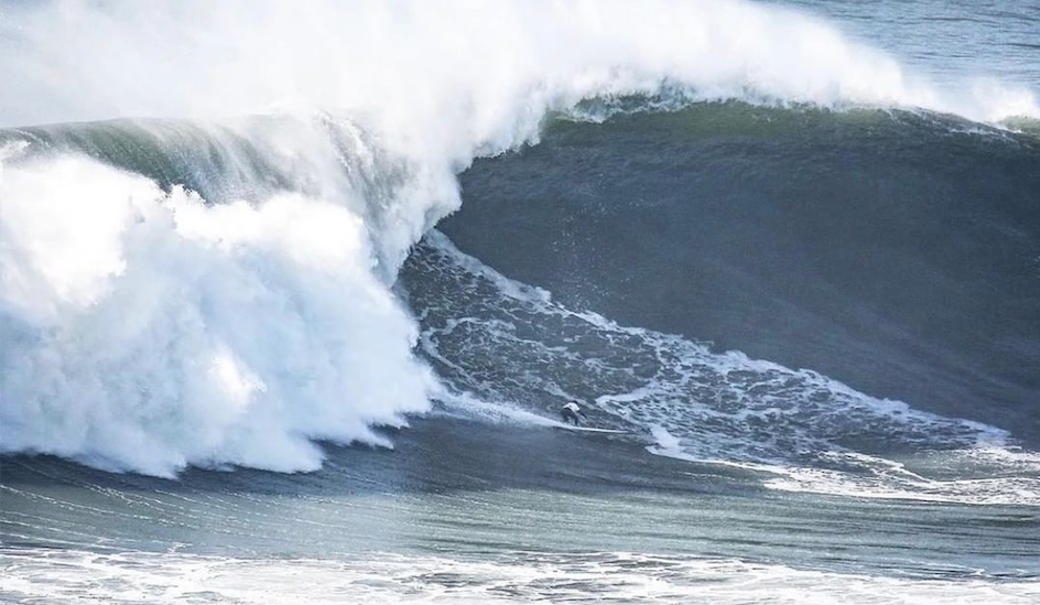 Pedro Calado surfa bomba na remana em Nazaré, Portugal