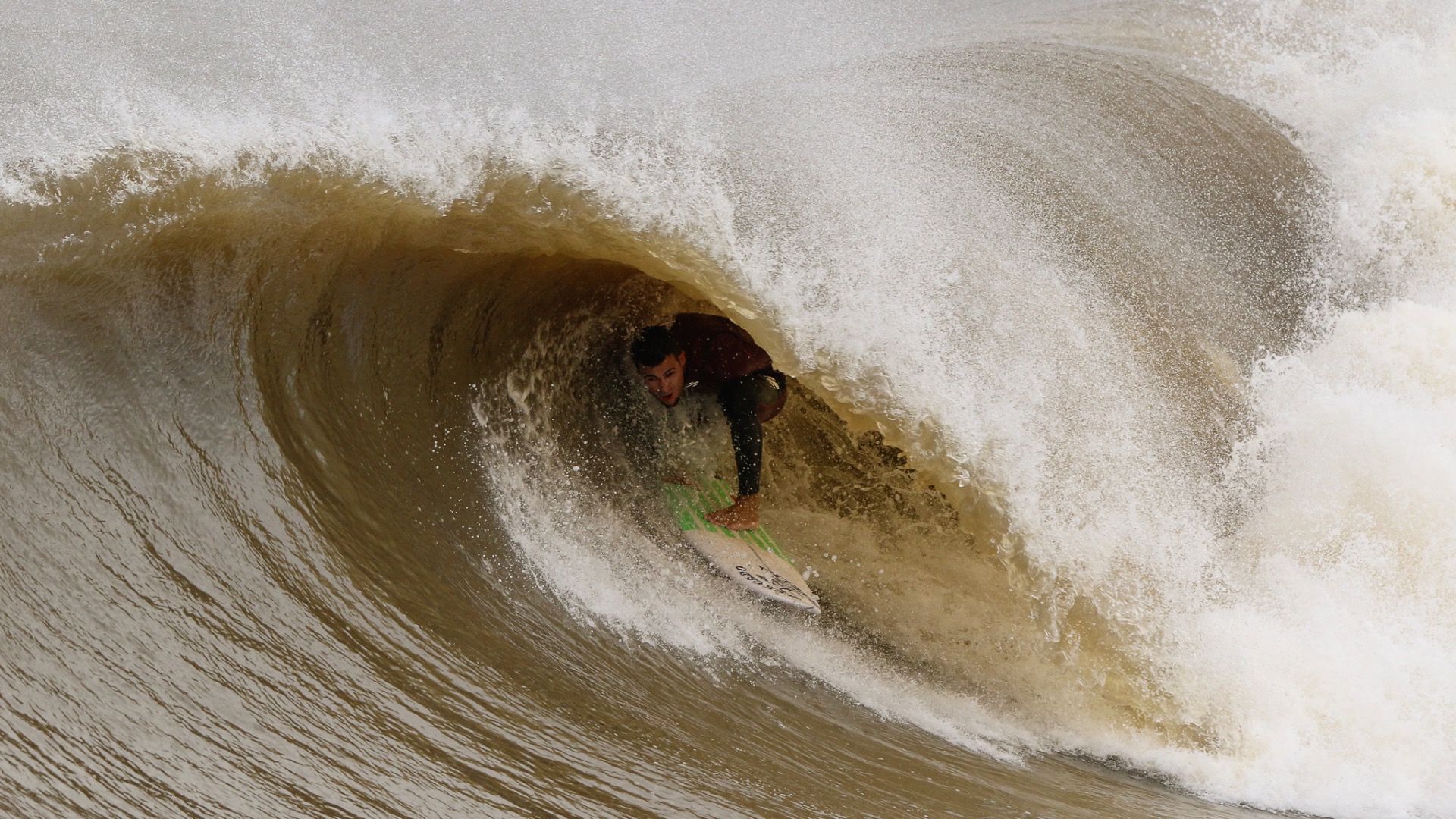 Daniel Pereira venceu categoria Foto do Ano 2021, com tubo surfado em Tramandaí (RS).